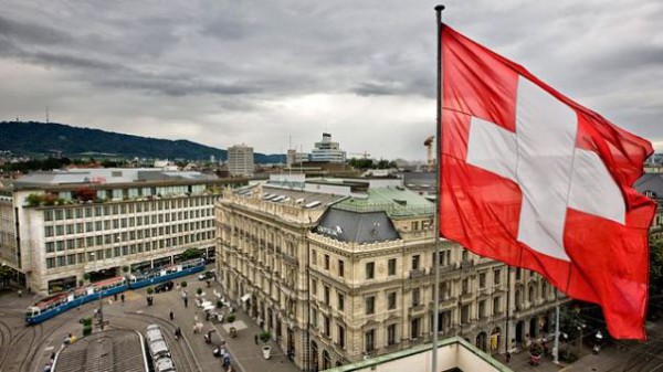 Швейцария может начать платить всем жителям по 2250 евро в месяц