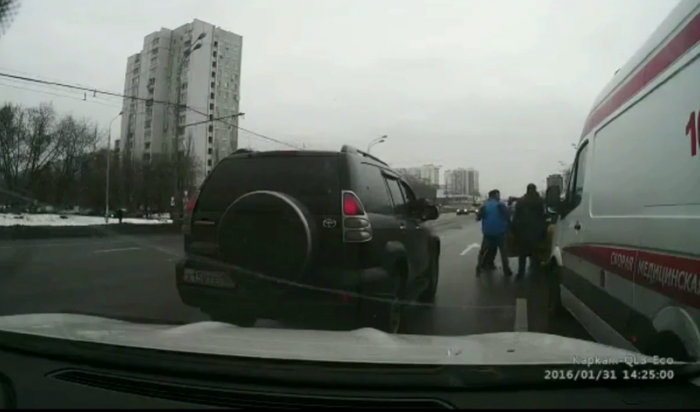 В Москве водители напали на таксиста, подрезавшего скорую помощь