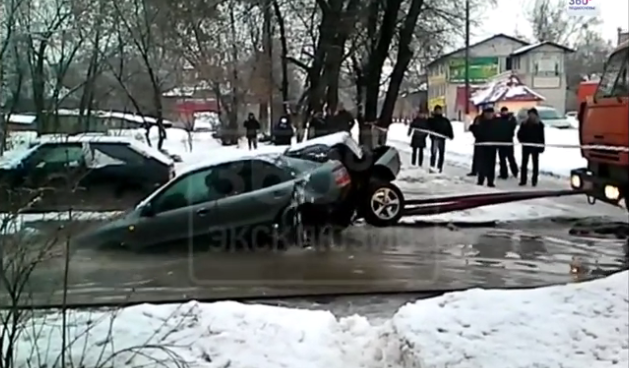 В Жуковском коммунальщики разорвали автомобиль при попытке достать его из ямы