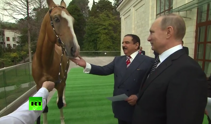 Путин подарил королю Бахрейна коня, а взамен получил «Меч Победы» (ВИДЕО)