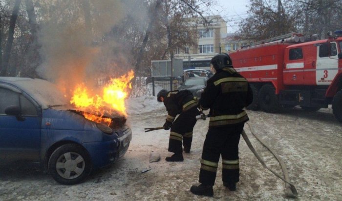 В Иркутске на улице Декабрьских событий горел автомобиль Daewoo Matiz