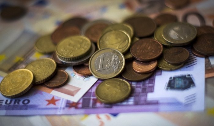 Курс евро на Мосбирже побил отметку в 90 рублей, а курс доллара — в 79 рублей