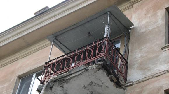 В Волгоградской области на годовалого мальчика упал отколовшийся кусок балкона