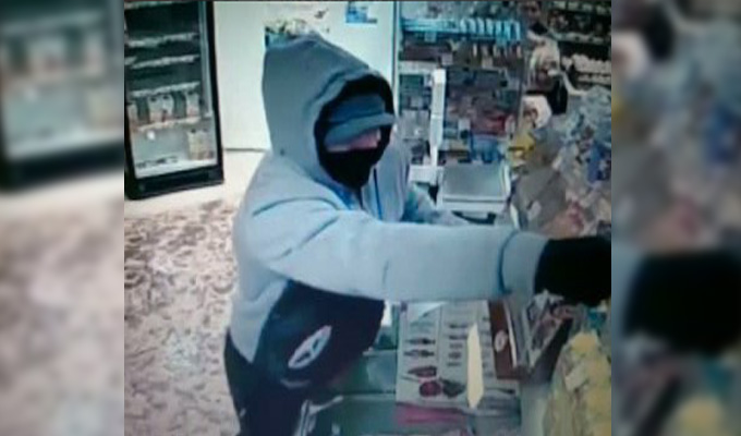 В Иркутске неизвестный мужчина ограбил торговый павильон (Видео)