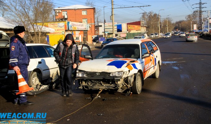 В Иркутске случилось ДТП с участием автомобиля аварийных комиссаров