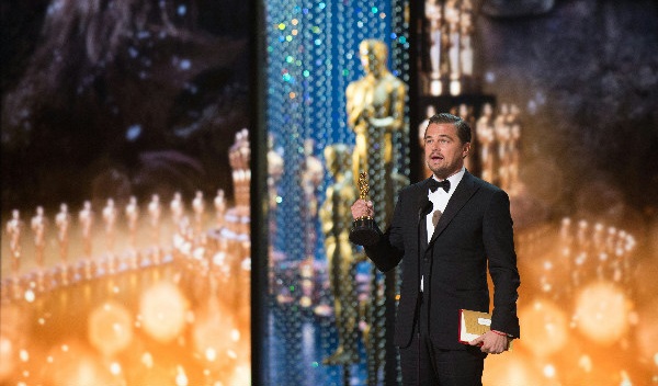 Леонардо Ди Каприо забыл свой «Оскар» в ресторане (ВИДЕО)