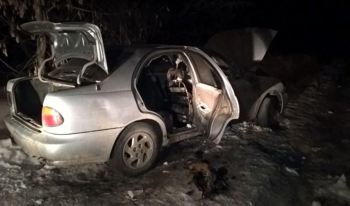 В Иркутске на улице Карпинской сгорел автомобиль Nissan Pulsar