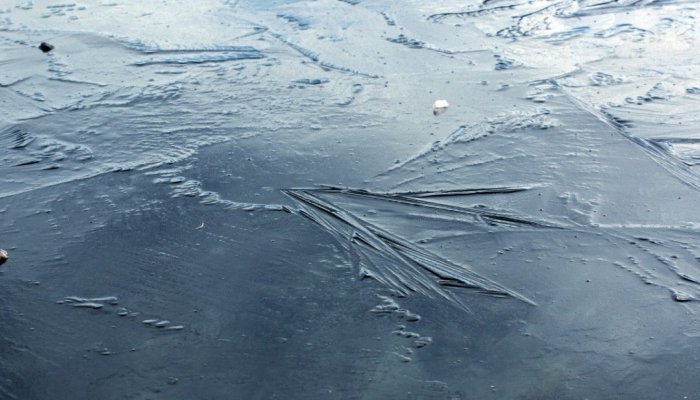 В Ольхонском районе автомобиль Toyota Corolla провалился под лед