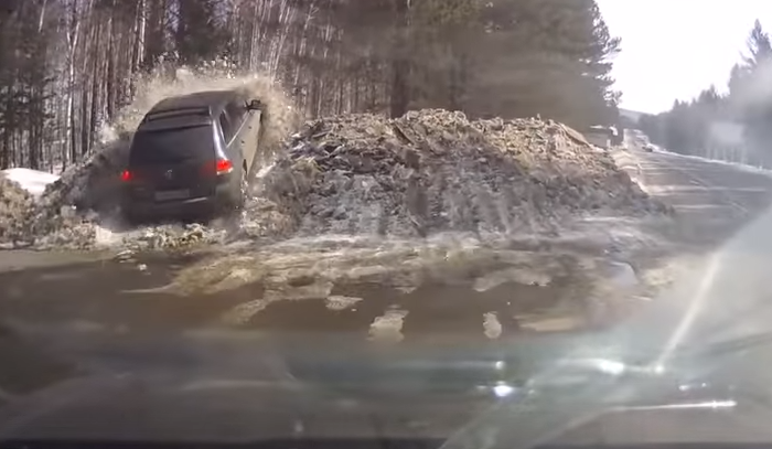 Видео с неудачным маневром внедорожника на Байкальском тракте стало хитом в Сети