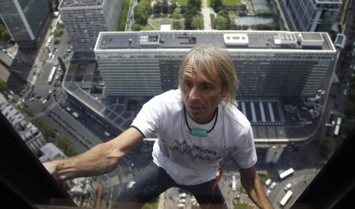 Французский скалолаз покорил небоскреб компании Total в Париже  без страховки