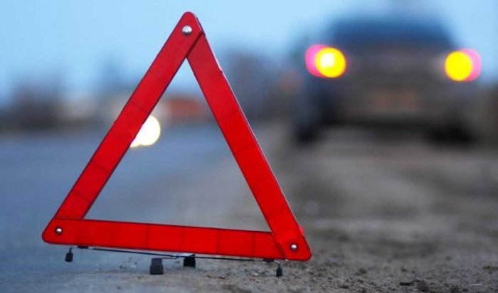 В Усть-Илимске водитель Toyota Hiace сбил пешеходов возле автобусной остановки и скрылся