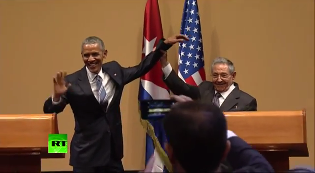 Рауль Кастро не дал Бараку Обаме похлопать себя по плечу (ВИДЕО)