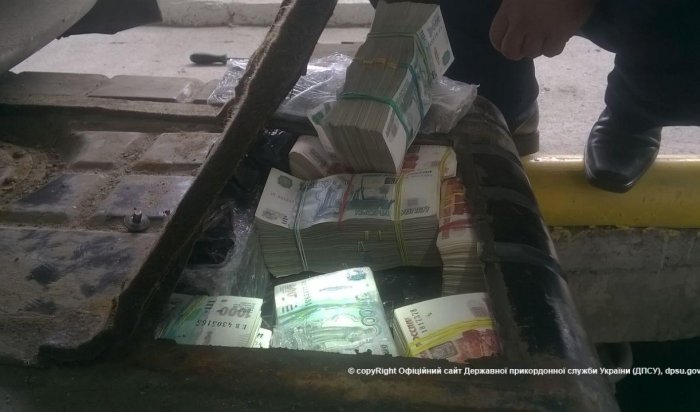 Украинец пытался провезти в Россию 147 миллионов рублей в бензобаке «Волги»