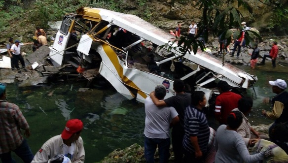 В Мексике пассажирский автобус рухнул с 30-метрового обрыва