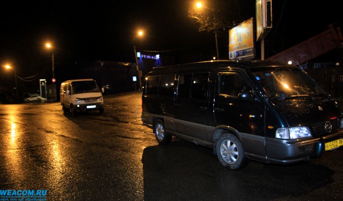 На улице Джамбула по вине пьяного водителя случилось ДТП с участием междугородней маршрутки (Видео)