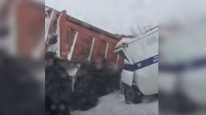На Сахалине снегоуборщик протаранил полицейскую машину с задержанными