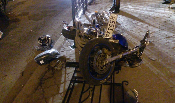 В Иркутске на улице Ленина автомобиль столкнулся с мотоциклом. Пострадали двое