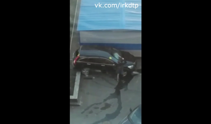 В Иркутске ревнивый муж протаранил машину любовника жены и разбил в ней стёкла
