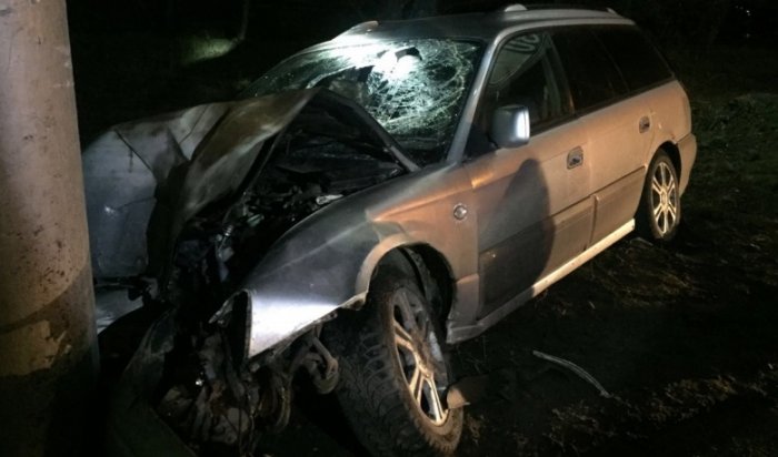 В Иркутске погиб водитель автомобиля Subaru Legacy, врезавшийся в световую опору