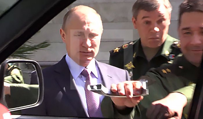 Генерал оторвал ручку у УАЗ «Патриот», показывая Путину новую технику
