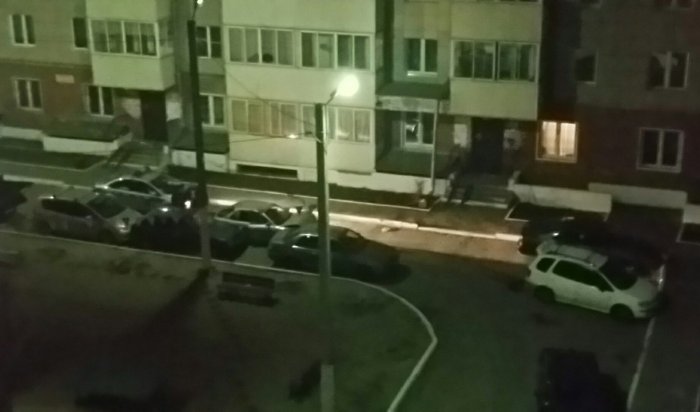 В Иркутске пьяный водитель «разбил» автомобили, припаркованные во дворе дома в Ново-Ленино