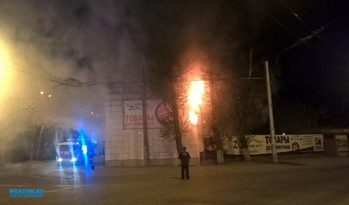 В Иркутске на улице Якоби сгорел зоомагазин