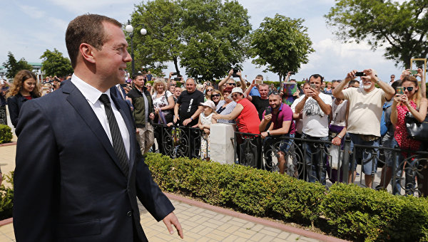 Дмитрий Медведев пожелал крымской пенсионерке, спросившей о повышении пенсии, хорошего настроения