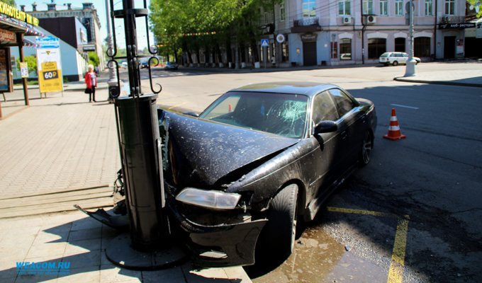 В центре Иркутска водитель Toyota Mark II врезался в столб и сбежал с места ДТП