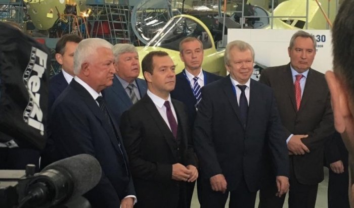 Дмитрий Медведев посетил первую демонстрацию самолёта МС-21 на иркутском авиазаводе