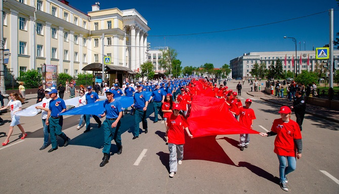 12 июня по улицам Иркутска пронесут  50-метровое полотно российского триколора