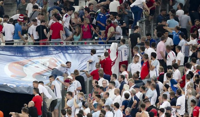 Российские болельщики устроили потасовку на стадионе в конце футбольного матча Россия-Англия