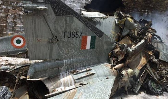 Самолёт МИГ-27 рухнул на жилые дома в Индии