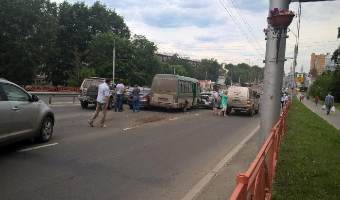 В Иркутске на улице Байкальской произошла авария с участием маршрутки