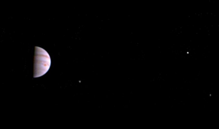 Зонд Juno передал на Землю первый снимок Юпитера