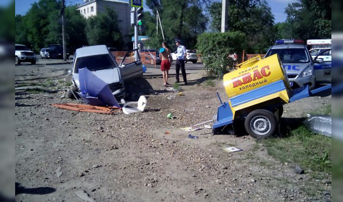 В Ново-Ленино водитель «Лады» врезался в бочку с квасом