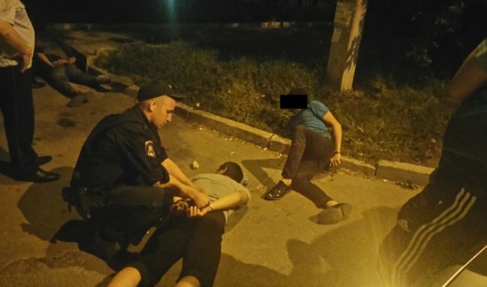 В Иркутске пьяные молодые люди, пытавшиеся уйти от погони, «протащили» полицейского на капоте