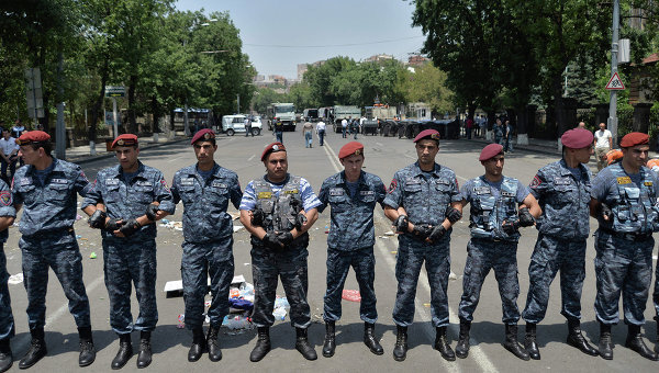 В Ереване на площади Свободы задержаны два оппозиционных активиста