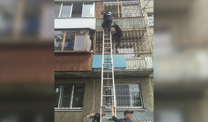 В микрорайоне Юбилейном полицейские спасли пенсионерку, едва не упавшую с балкона