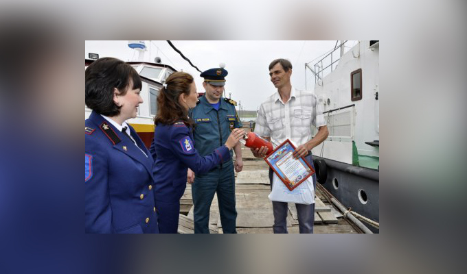 В Иркутске капитану «Соболя» вручили награду за спасение людей с горящего катера