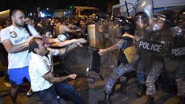 В результате столкновений в Ереване пострадали 45 человек