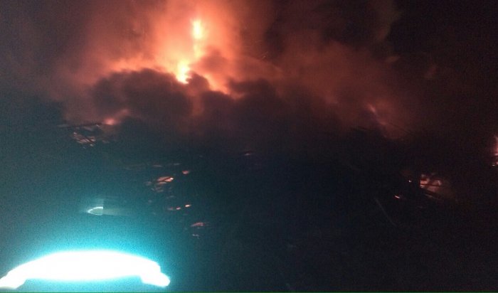 В Иркутске ночью горел склад пиломатериалов на улице Полярной