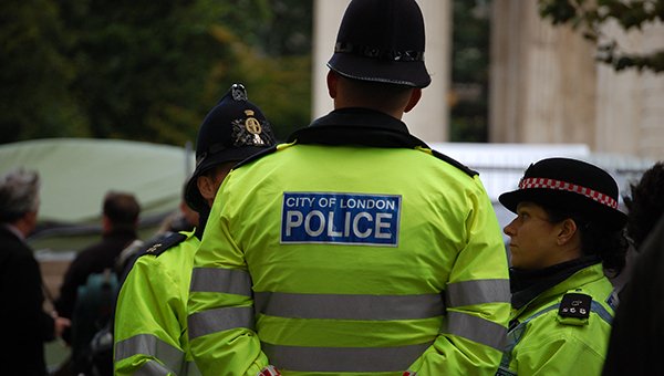Неизвестный с ножом напал на людей в центре Лондона
