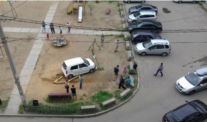 В Иркутске водитель Suzuki Alto протаранил детскую площадку