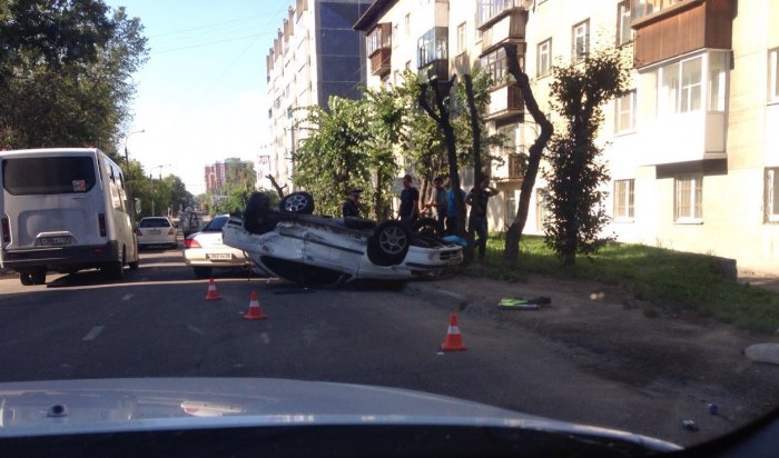 В результате ДТП в Иркутске перевернулась машина