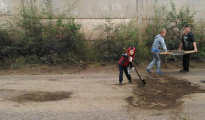 В Усть-Куте школьники самостоятельно отремонтировали дорогу