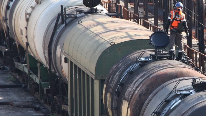 Глава «Роснефти» уволил директора АНХК за хищение топлива на предприятии