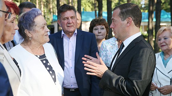 Медведев пообещал проиндексировать пенсии в 2017 году