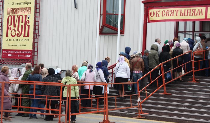 В Иркутске к чудотворной иконе выстроилась очередь из нескольких десятков человек
