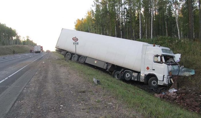 В Тайшетском районе в результате столкновения двух грузовиков погиб водитель