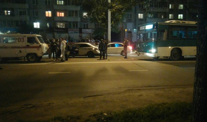 В Иркутске на улице Советской столкнулись автобус № 80 и 4 автомобиля